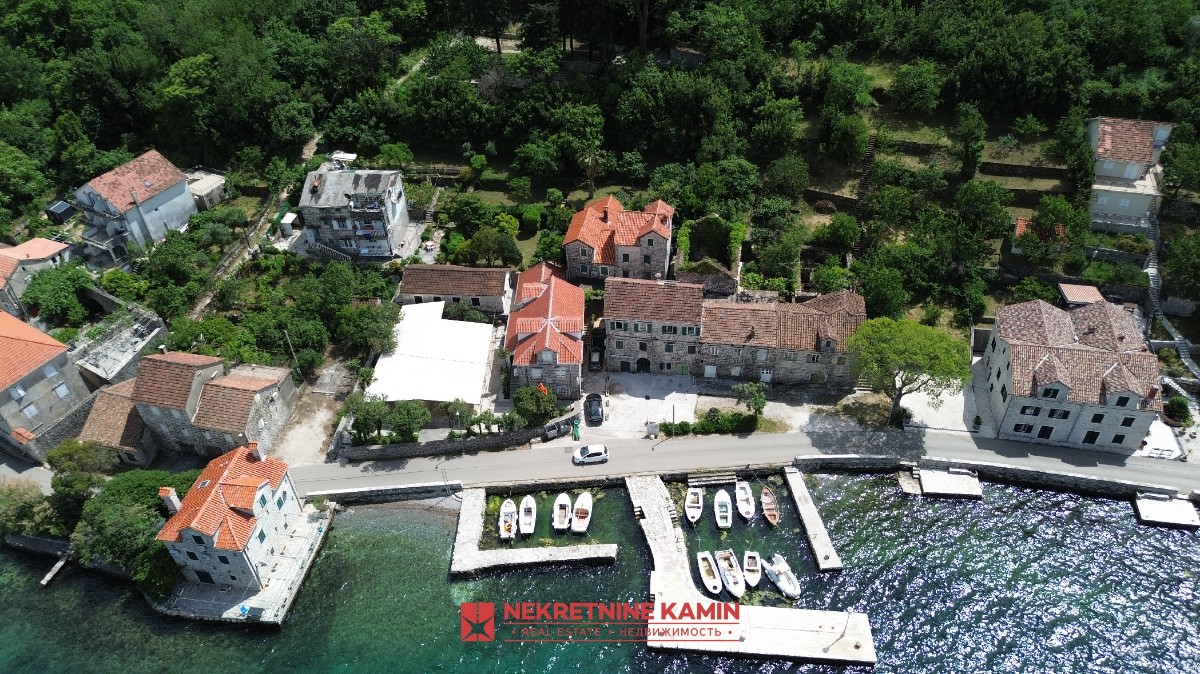 Mediterranean stone home with rare 978 m² plot near the sea, Boka Kotorska, Stoliv